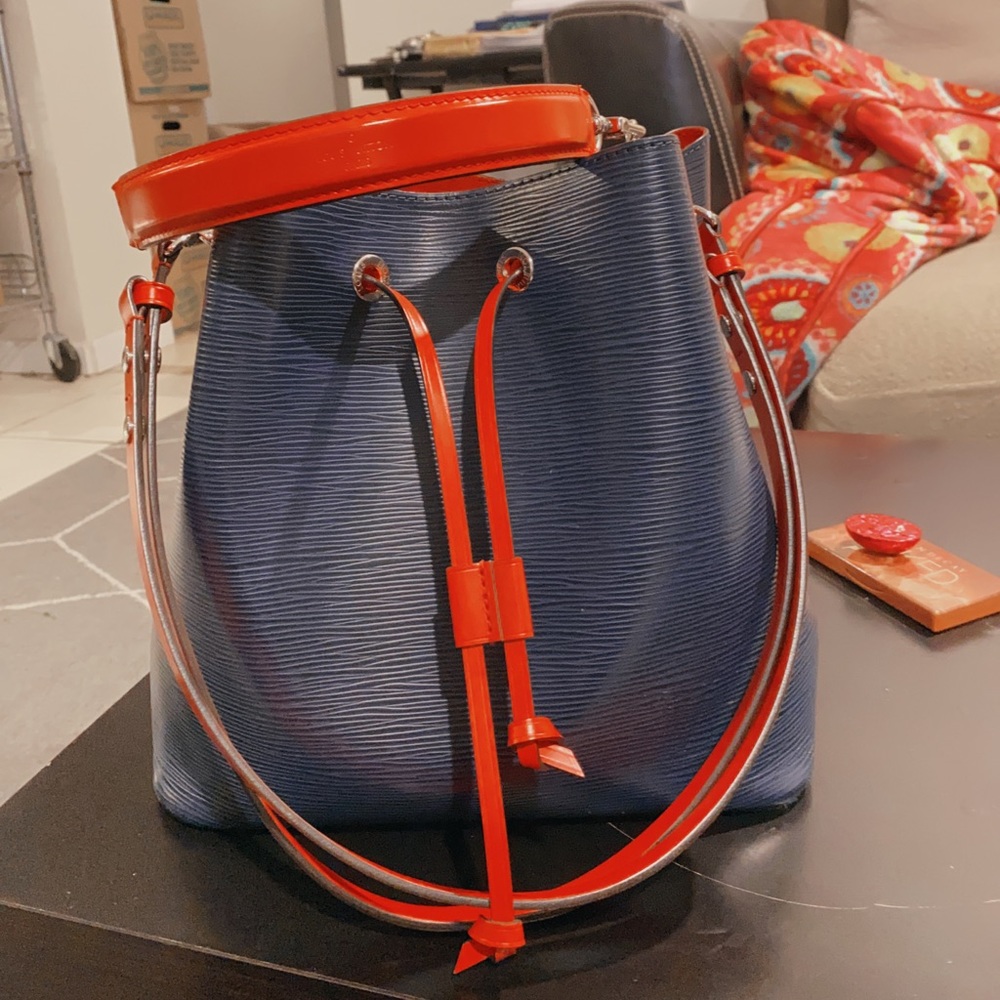 Louise Vuitton NeoNoe Handbag Epi leather